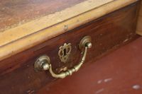 Bureau plat en bois fruitier sur bâti sapin mouluré. (photo 5)