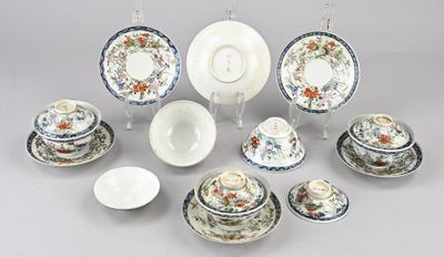 une grande variété d'assiettes, de tasses et de soucoupes en porcelaine