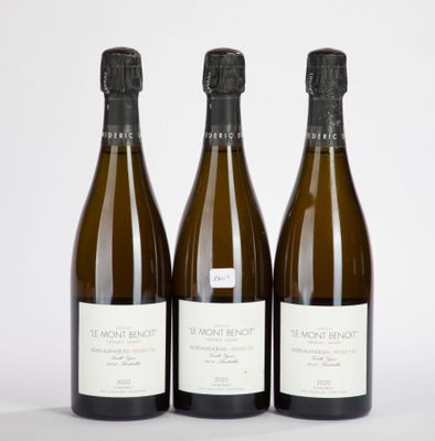 trois bouteilles de vin posées les unes à côté des autres sur une surface blanche