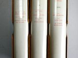 trois livres posés dans une boîte sur une table, les uns à côté des autres