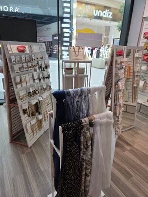 un présentoir de vêtements dans un magasin sur lequel sont disposés des vêtements