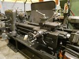 une machine en cours de réparation dans un atelier