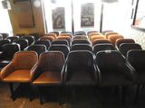 de nombreuses chaises dans une pièce dotée de nombreuses fenêtres