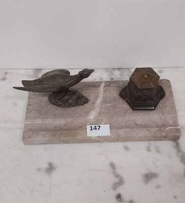 deux figurines d'oiseaux posées sur un socle en marbre