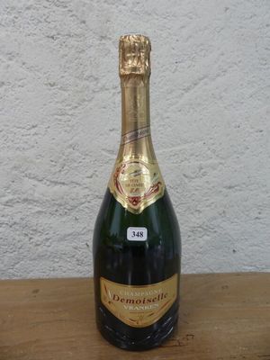 une bouteille de champagne posée sur une table en bois