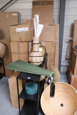 beaucoup de cartons et de paniers dans le garage