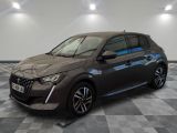 la voiture grise est garée sur le sol en damier d'un garage
