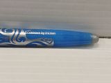 un stylo bleu posé sur une table