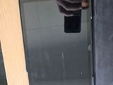 quelqu'un prend une photo de son téléphone portable avec sa coque