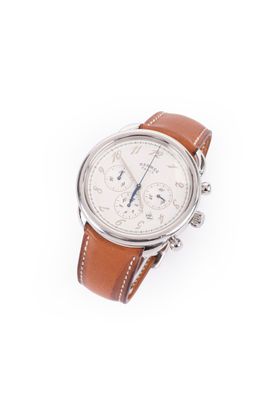 une image d'un gros plan d'une montre-bracelet sur un fond blanc