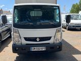 un camion blanc garé dans un parking