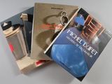 trois livres posés sur la table, avec un porte-clés posé dessus
