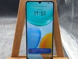 une image représentant un support en bois sur lequel est posé un téléphone