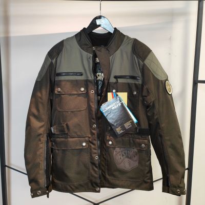 la veste est suspendue à un porte-vêtements sur lequel se trouve un livre
