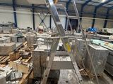 une échelle posée au milieu d'une pièce