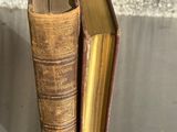 deux vieux livres sont empilés sur une table