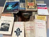 plusieurs livres sont empilés sur une table