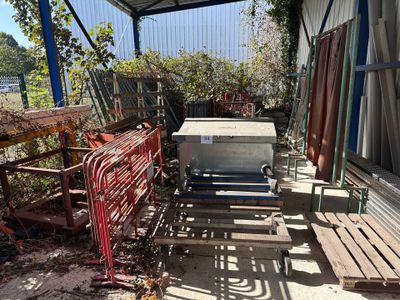 un barbecue installé sur une terrasse, près d'une clôture