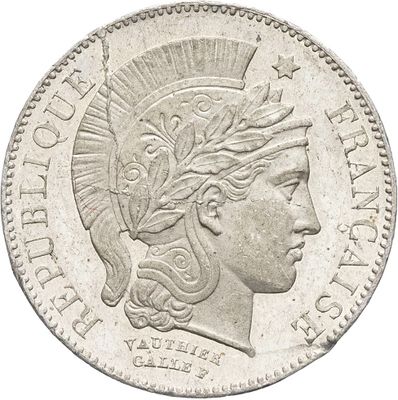 gros plan d'une pièce de monnaie sur laquelle figure une tête de femme
