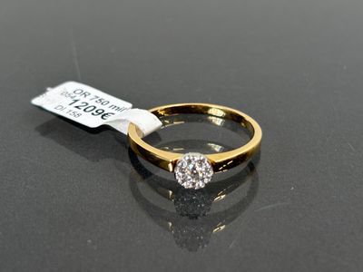 une photo d'une bague en diamant posée sur une table, avec une étiquette de prix