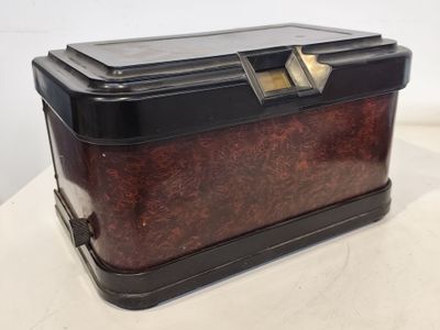 une boîte noire et marron posée sur une table blanche