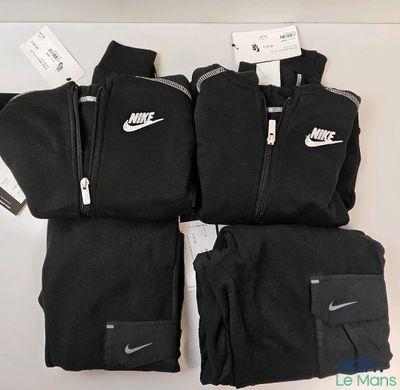 Les survêtements Nike sont noirs et arborent des logos blancs.