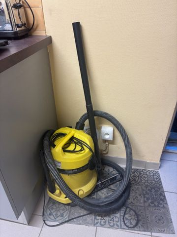 Aspirateur bidon KARCHER. Frais en sus 14.28%. TVA Récupérable. P...