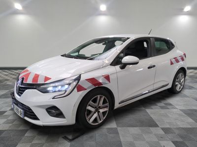 la voiture blanche et rouge est garée sur un sol en damier