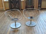 une paire de chaises dans une pièce avec un parquet et une horloge