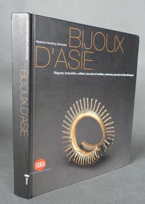le livre est posé sur une surface grise avec un fond noir