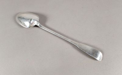 une cuillère en argent avec un manche de cuillère sur une table