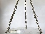 une suspension à l'ancienne surmontée d'une coupole en verre