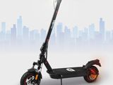 une image représentant un scooter avec la silhouette d'une ville en arrière-plan