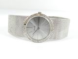 une image d'une montre-bracelet de femme sur une surface blanche