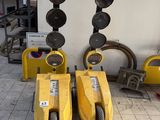 deux feux tricolores jaunes posés l'un à côté de l'autre sur le sol