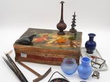 une boîte contenant divers objets, posée sur une surface blanche