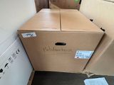 une pile de cartons posés les uns à côté des autres sur le sol