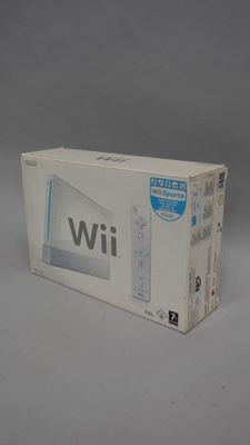 Console de jeux Nintendo Wii dans son emballage d'origine, posée sur une surface blanche avec un fond gris