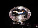 une image représentant une boule de cristal transparente posée sur une surface noire