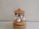 une figurine représentant un couple assis sur une table