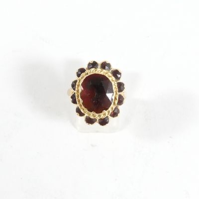 Gros plan sur une bague contenant une pierre rouge