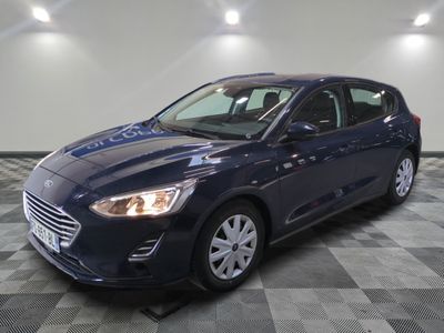 une Ford Fiesta bleue garée sur un sol en carrelage à damier