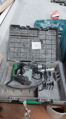 une boîte à outils contenant une perceuse et d'autres outils