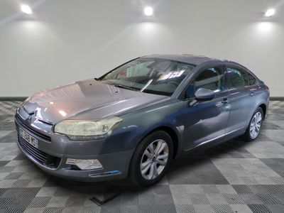 la photo d'une voiture garée dans un garage