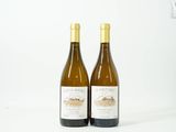 deux bouteilles de vin posées l'une à côté de l'autre sur une table