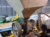la photo d'une machine qui se trouve dans un garage