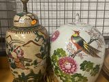 deux vases posés sur une table