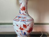 une lampe posée sur une table sur laquelle se trouve une autre lampe
