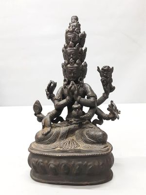 Statue en bronze de Vasundhara.