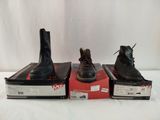 trois paires de chaussures pour homme posées sur des cartons, sur une surface blanche